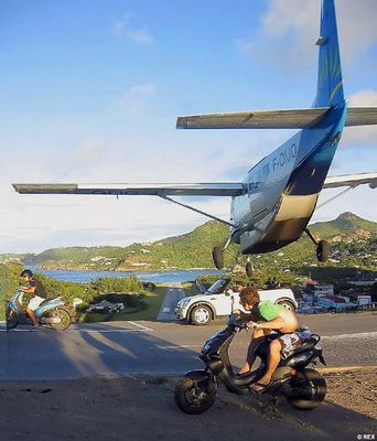 恐怖すぎる日常的に車とスレスレの着陸をする飛行場02