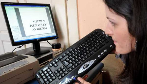 逆さまに見える女性02