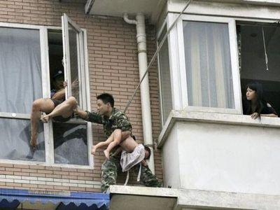 八階から落とされそうな少女を救出05