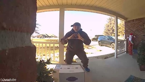 監視カメラに不審な配達員?03