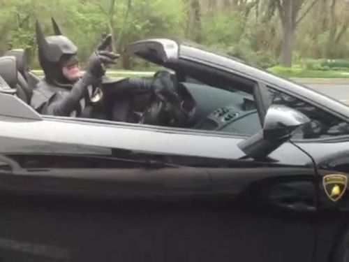 バットマンが警察に呼び止められる00