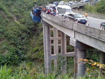 トラックの横転02