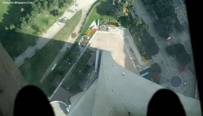 ガラス張りの高層ビルの下08