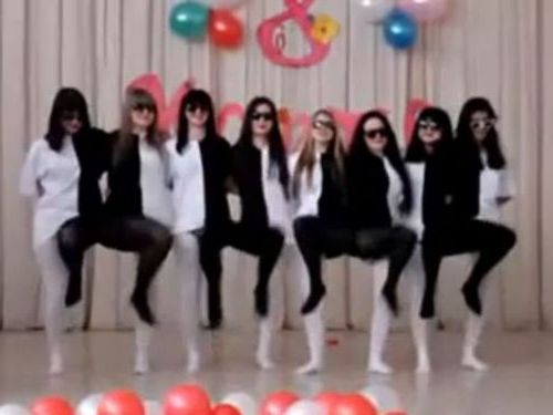 ロシアの女子学生たちのダンス01