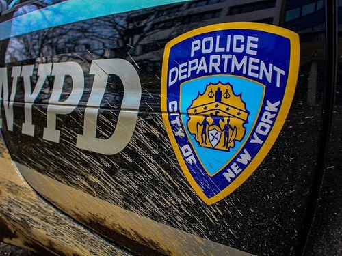 警官の頭と体の位置