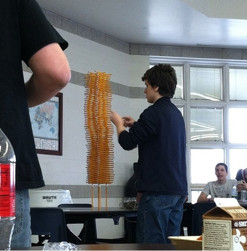 鉛筆で遊ぶクラスメート01