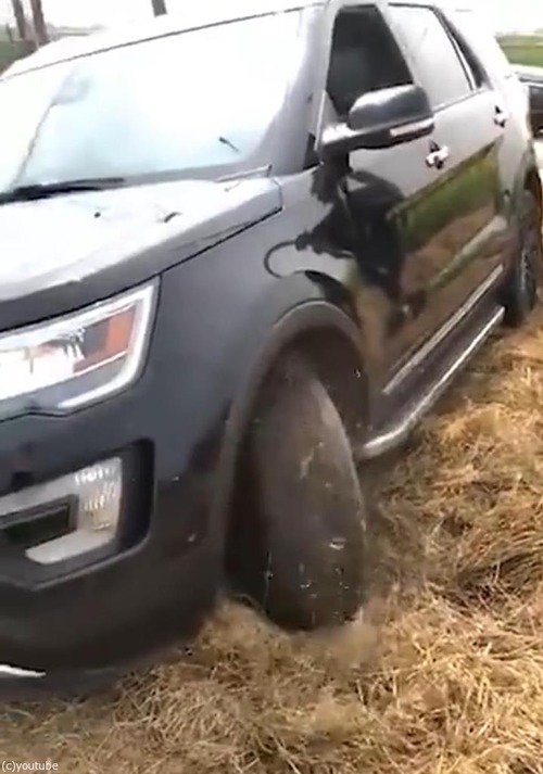 車を乾燥した干し草に乗りあげたら01