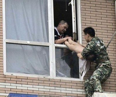 八階から落とされそうな少女を救出02