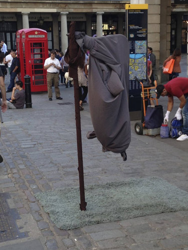 銅像パフォーマンス03