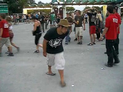 酔っぱらいにとってサンダルを履くのがどれだけ難しいか