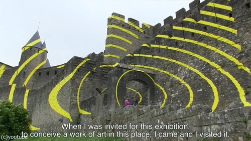 カルカソンヌ城塞都市に黄色のペイント03