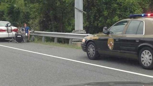 高速道路でドラムの練習01