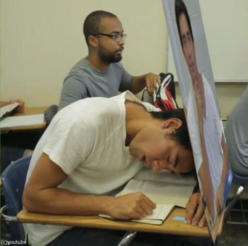 この中に1人、眠っている学生がいる03