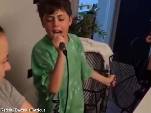 熱唱する少年「母さん、客へのサービスはこんなもんでいい？」終わったとたんにクールになる少年が人気者に