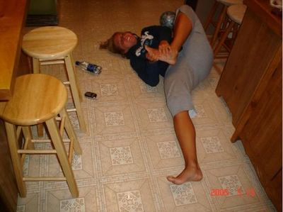 足の指をぶつけた女性たち03