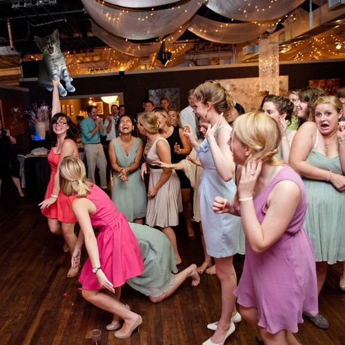 結婚式のブーケを猫に10