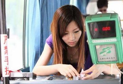 切符をきる顧さん