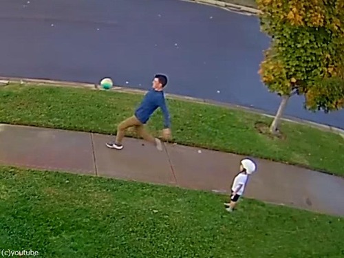 ボール遊びをする子供にヘルメットが必要だと感じるとき…良いところを見せようとしたパパ編（動画）