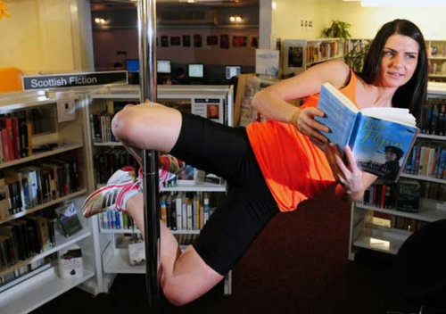 図書館でポールダンス01