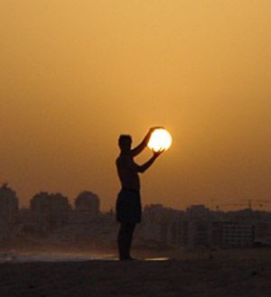 その手に太陽をつかんだ人々04