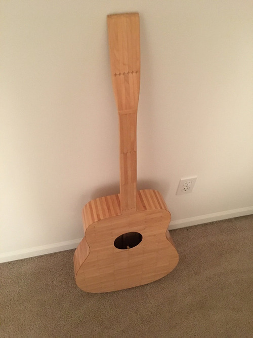 アイスキャンディのスティックで作られたギター01