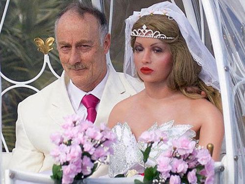 人形の妻9人と結婚したイギリス人00