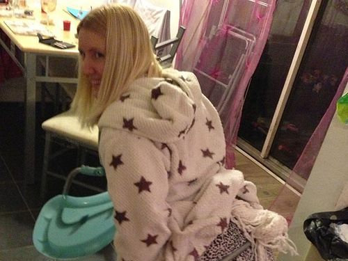 大人が子供のイスに座るべきじゃない理由02