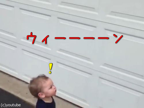 自動シャッターに興奮する赤ちゃん00