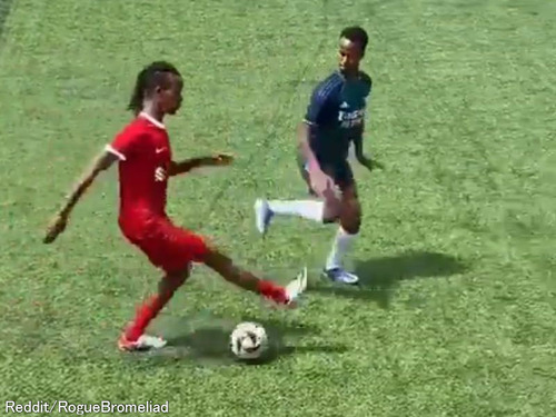 「気色悪いくらい似てる…」昔のサッカーゲームの動きを本物の人間たちが再現する