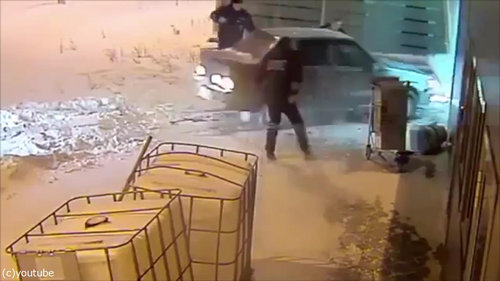 ロシアの空港に車が突入、警備員との追いかけっこ01