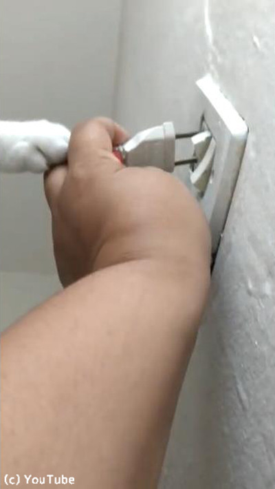 プラグを挿したい飼い主VSプラグを抜きたい猫01