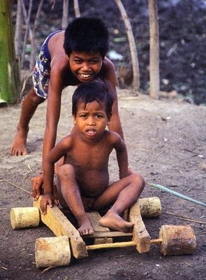 海外の子どもが作ったおもちゃ01