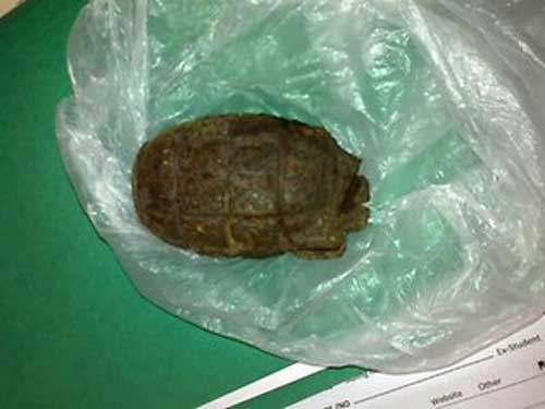 学校に手榴弾01