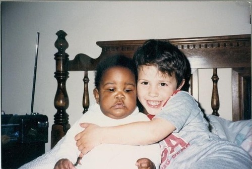 22年前に養子にもらわれたときの写真を再現した02