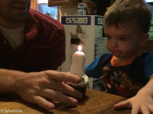 幼児のロウソクの火の消し方01