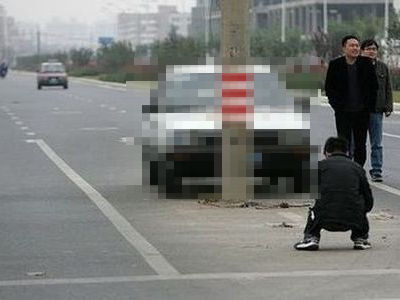 道の真ん中に電柱00