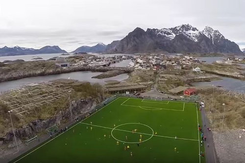 サッカーしかすることがない場所10