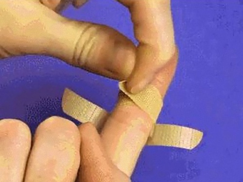 関節に絆創膏を貼るライフハック06