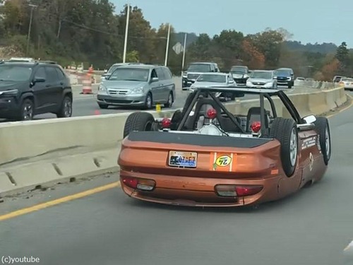 アメリカの道路を「逆さまの車」が走っていた（動画）