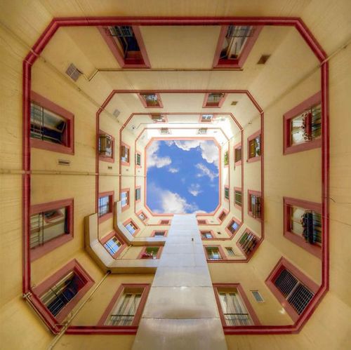 建物から見上げた空16