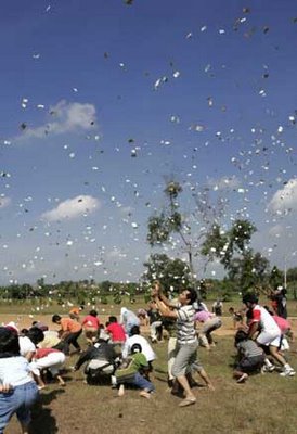 空から紙幣がばら撒かれる02
