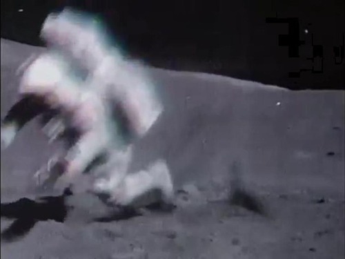 宇宙飛行士たちは月面で結構転んでます04