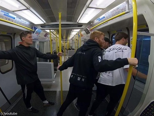 ロンドン地下鉄1駅を電車と走るのを競争