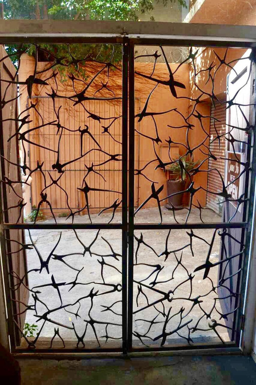 ペンチで出来たゲート01