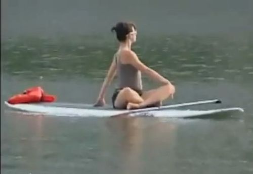 湖の上でヨガ04