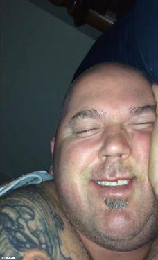 寝ながら大爆笑する夫04