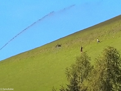 「最悪の日だ!」イタリアの美しい丘を必死に駆け降りる2人の観光客に同情してしまうとき