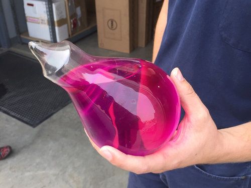 赤紫色の液体が入ったガラスビン00