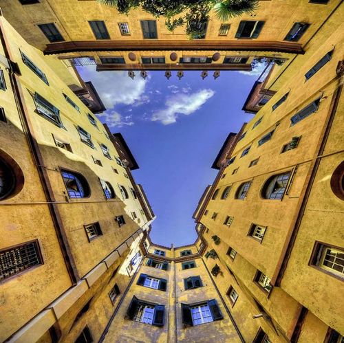 建物から見上げた空13