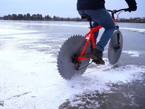 氷の上で丸ノコ自転車00